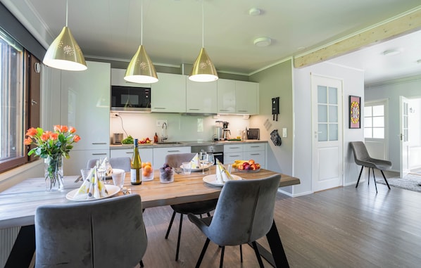 Cabaña, 3 habitaciones, sauna, vistas al jardín | Cocina privada | Frigorífico grande, microondas, horno y placa de cocina