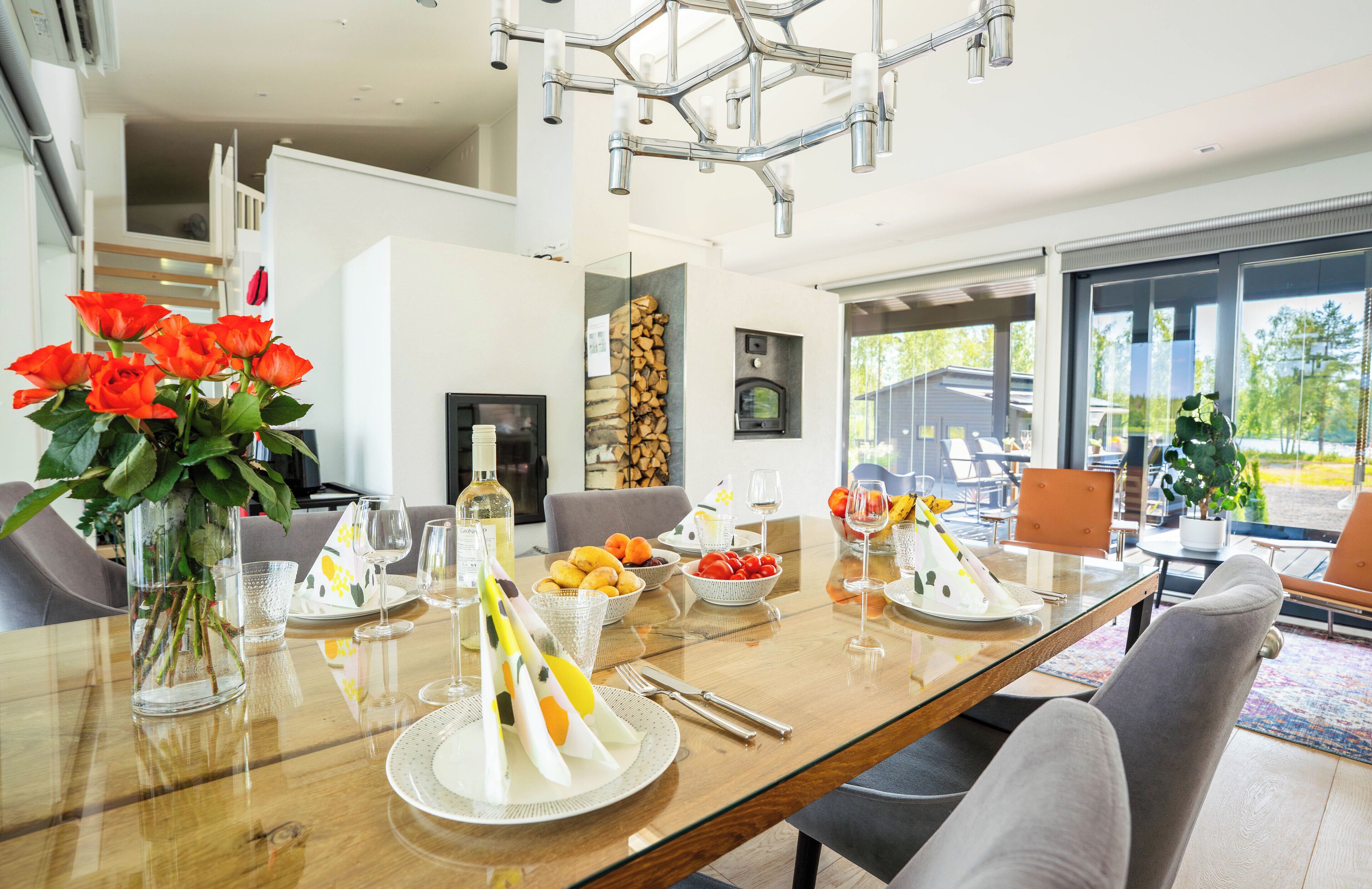 Frigorífico grande, microondas, horno y placa de cocina