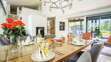 TÀysikokoinen jÀÀkaappi, mikroaaltouuni, uuni, liesi