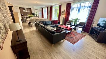 Televisie, een dvd-speler, boeken en een filmbibliotheek