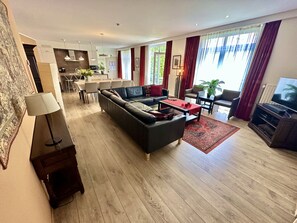 Televisie, een dvd-speler, boeken en een filmbibliotheek