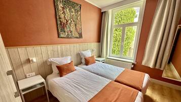 4 bedrooms, iron/ironing board, WiFi, bed sheets