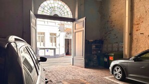 En bil parkerad inuti en byggnad, med utsikt över gatan utanför.