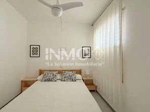 1 bedroom, iron/ironing board - 1st line beach flat - Edif. Olimpic  (Cambrils)