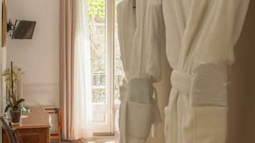 Habitación doble, balcón, vistas a la ciudad | Escritorio, sistema de insonorización, wifi gratis y ropa de cama