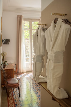 Double Room, Balcony, City View | Desk, soundproofing, free WiFi, bed sheets - Mihlton Barcelona Boutique B&B (Barcelona)