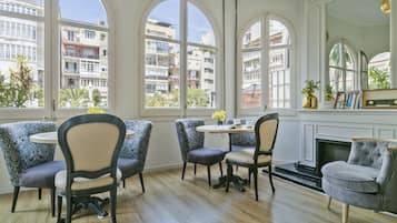 Se ofrece un desayuno bufé todos los días (14 EUR por persona)