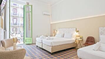 Una habitación de hotel con cama, mesitas de noche, una silla, un jarrón decorativo y suelo estampado.