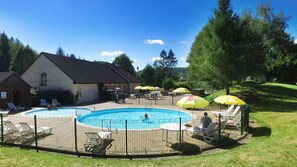 Seasonal outdoor pool - VVF Cantal Champs-sur-Tarentaine (Champs-sur-Tarentaine-Marchal)