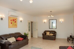 TV - Villa Samara - Lovely large villa. Great for families and groups (Caleta de velez)