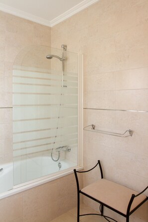 Bathtub, towels