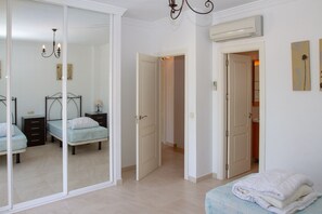 4 bedrooms, iron/ironing board, free WiFi, bed sheets - Villa Samara - Lovely large villa. Great for families and groups (Caleta de velez)