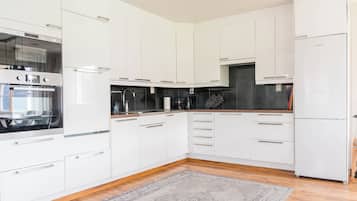 Luksus-feriehus - 3 sovevĂŠrelser - sauna - udsigt til flod | Privat kĂžkken | KĂžleskab/fryser i fuld stĂžrrelse, mikrobĂžlgeovn, ovn, kogeplade