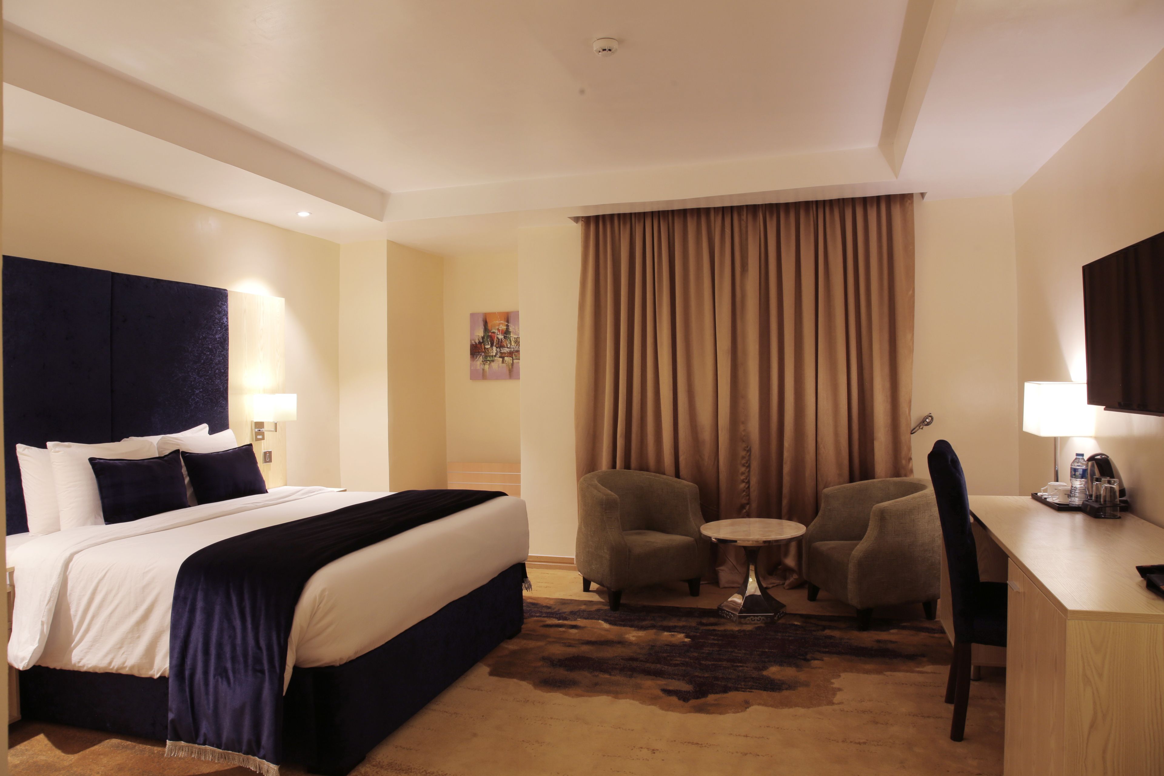 1 غرفة نوم وميني بار وخزنة داخل الغرفة وطراز فريد لكل وحدة