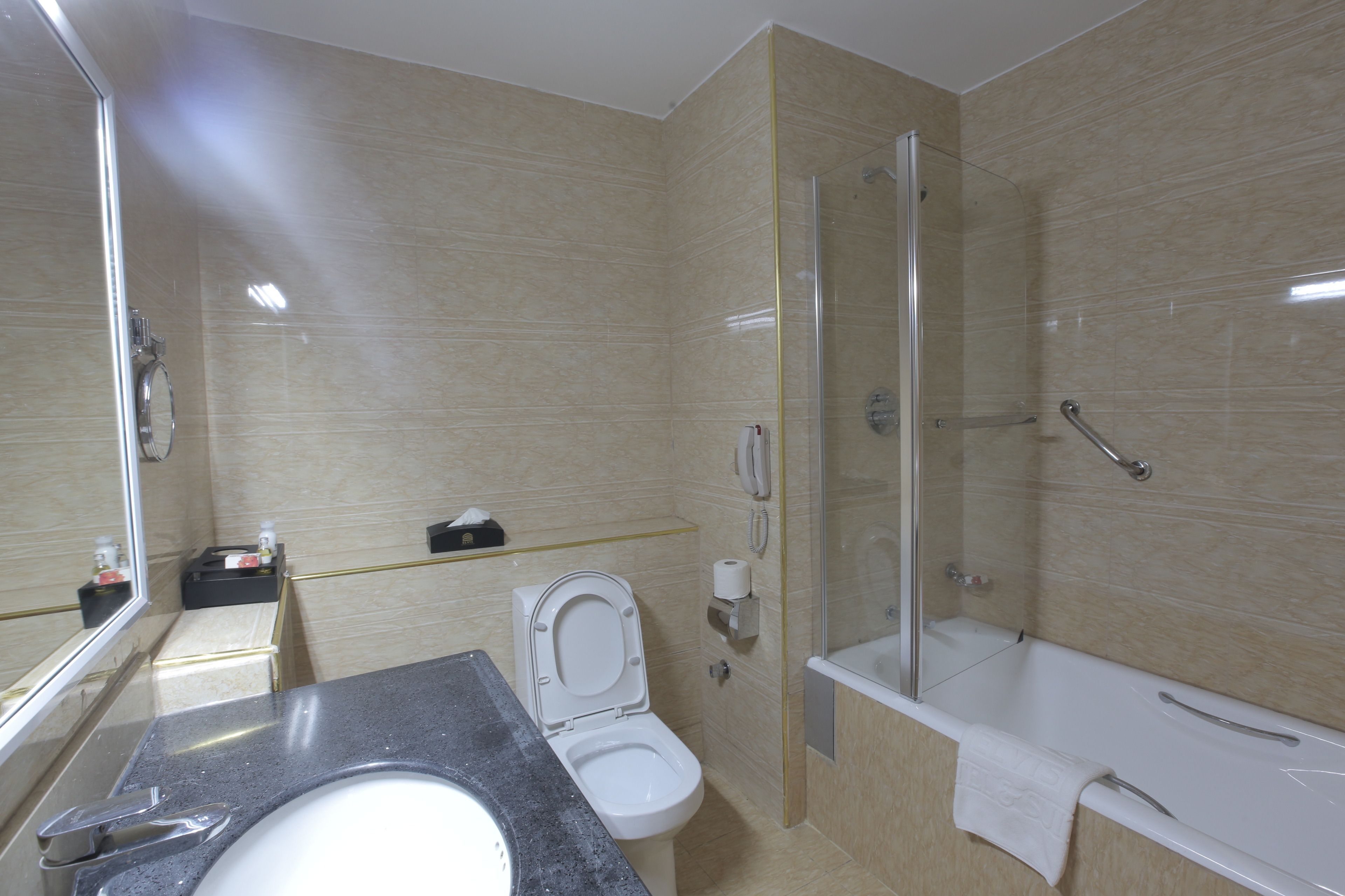 combined shower/bathtub, deep-soaking bathtub, free toiletries, towels