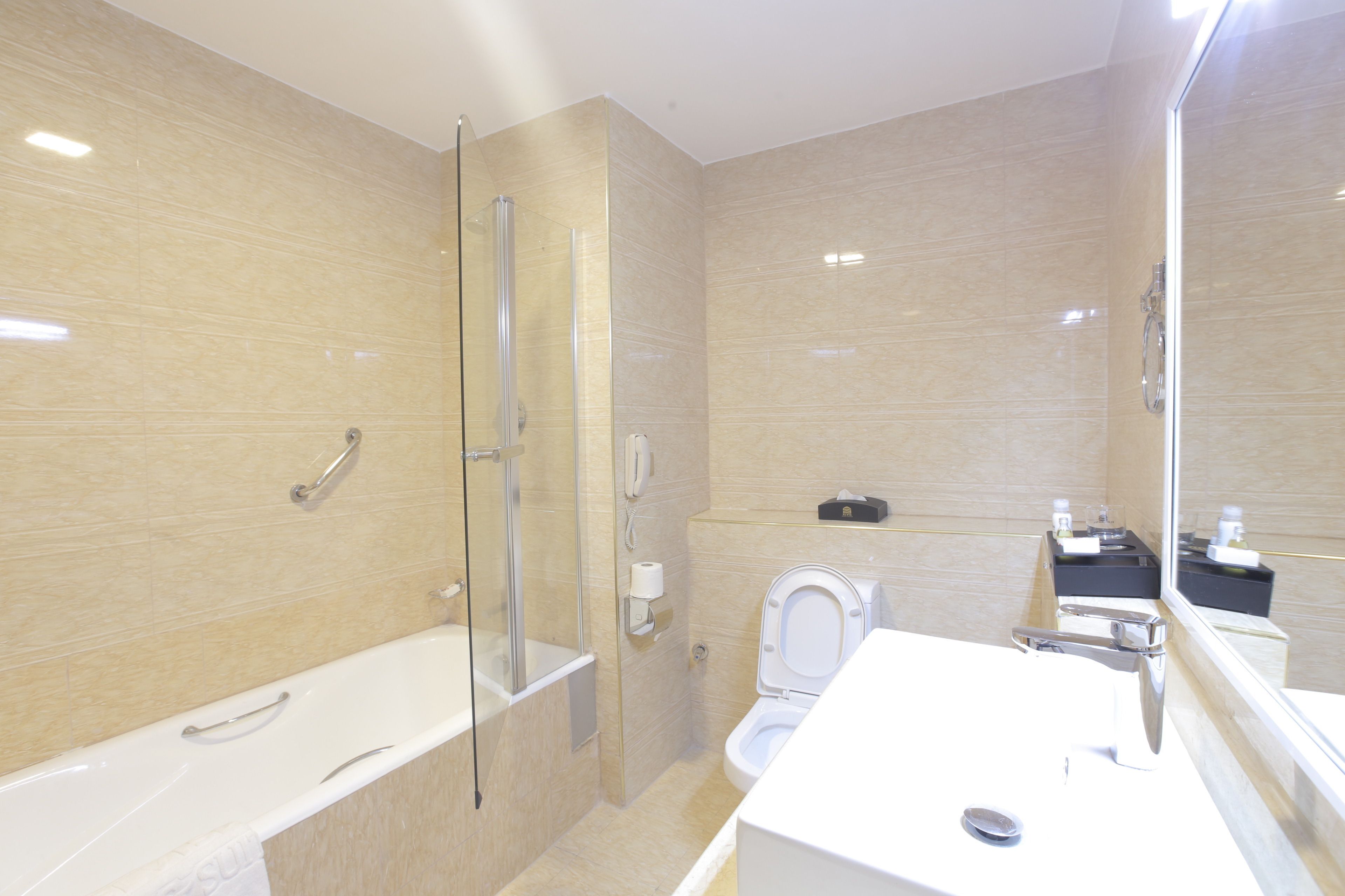 combined shower/bathtub, deep-soaking bathtub, free toiletries, towels