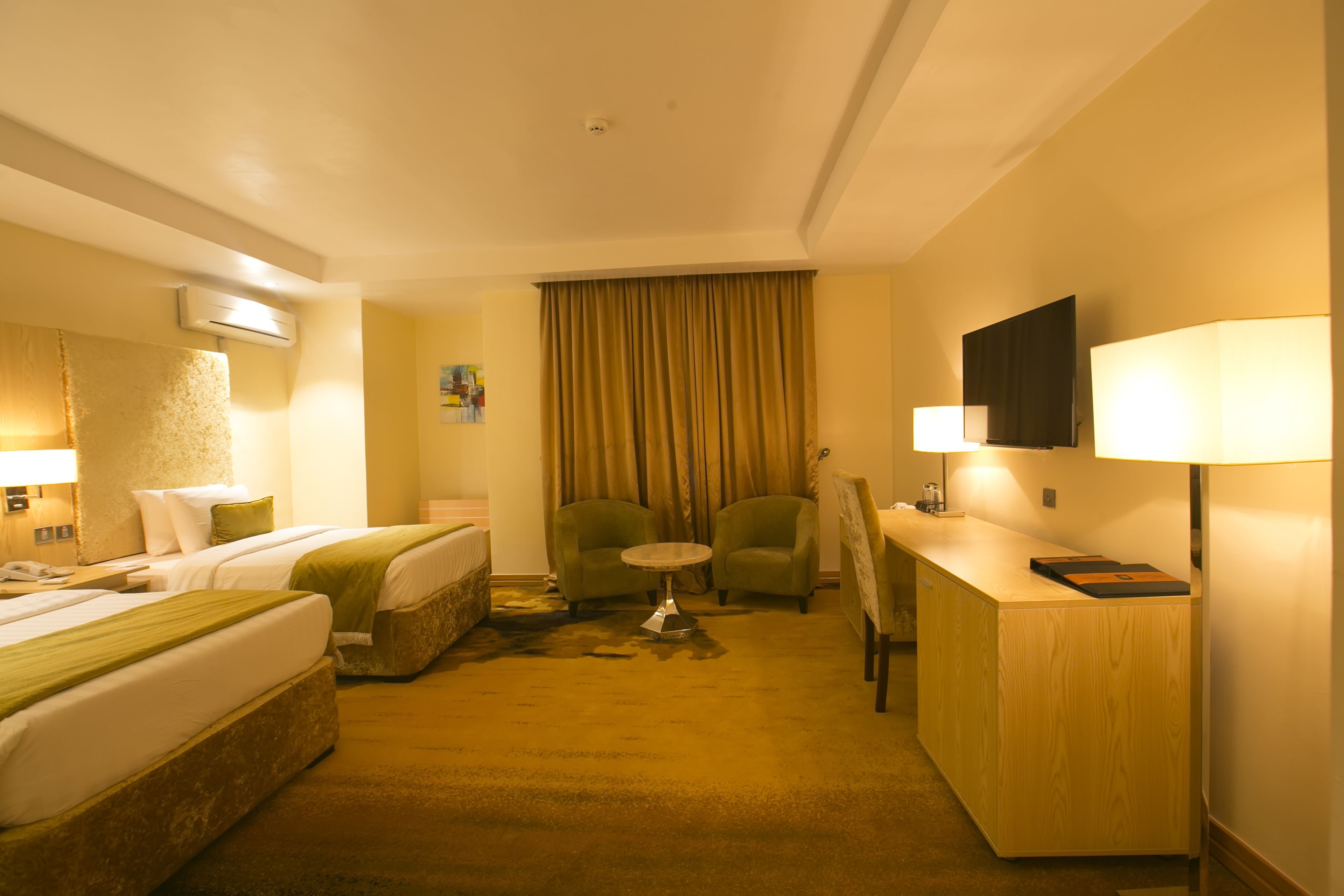 deluxe twin room, multiple beds | floor plan