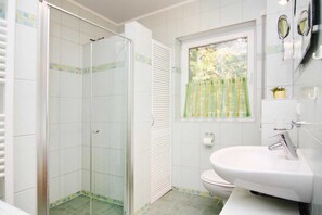 Shower, hair dryer - Vacation cottage Albatros, Germany (Karlshagen)