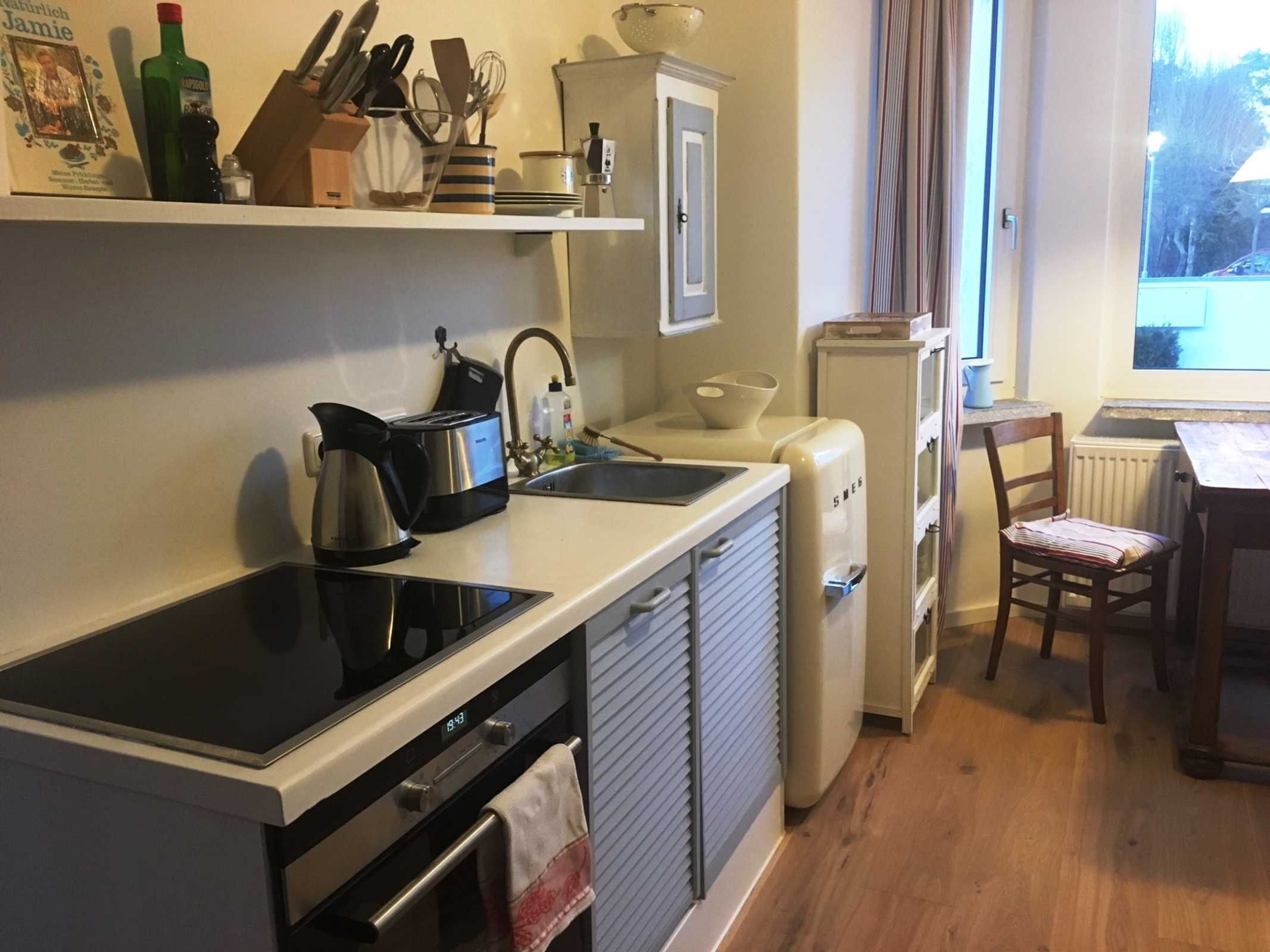 Fridge, oven, dishwasher, coffee/tea maker