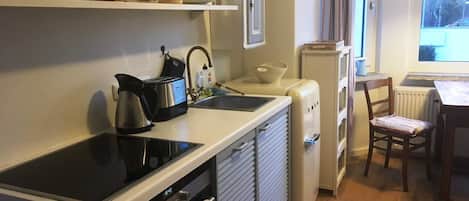 Réfrigérateur, four, lave-vaisselle, cafetière/bouilloire