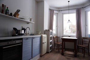 Refrigerador, horno, lavavajillas y cafetera y tetera 
