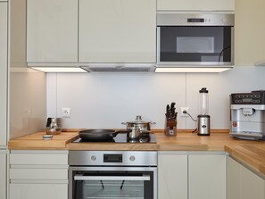 Kühlschrank, Mikrowelle, Ofen, Geschirrspüler