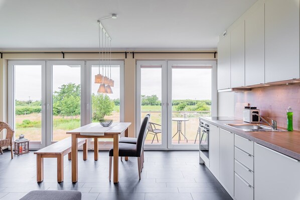 Køleskab, ovn, opvaskemaskine, kaffe-/temaskine