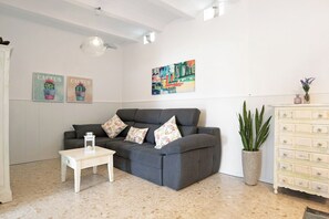 Una televisión, un reproductor de DVD, un reproductor estéreo