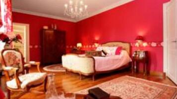 Double Room | Desk, iron/ironing board, free cribs/infant beds, free WiFi