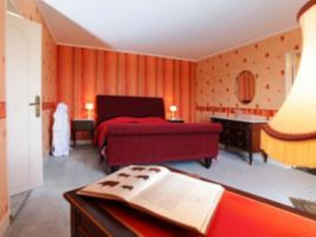 Ein Hotelzimmer mit Bett, Schreibtisch und Stuhl.