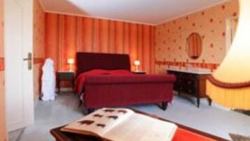 Ein Hotelzimmer mit Bett, Schreibtisch und Stuhl.