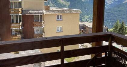 Cozy 2-Room Apt for 6 with WiFi, Near Ski Slopes & Amenities
