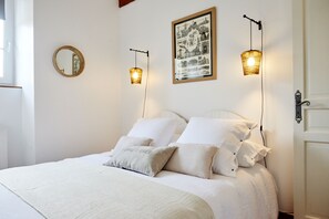 2 bedrooms, iron/ironing board, Internet, bed sheets