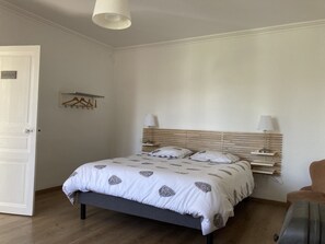 3 عدّة غرف نوم ومكواة/لوح كي وسرير سفر وواي فاي مجانًا