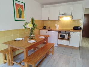 Microwave, dishwasher, coffee/tea maker