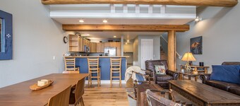 Ski-in/Out w/Private Hot Tub & Gorgeous Views - Saddle Ridge - Slopeside Retreat