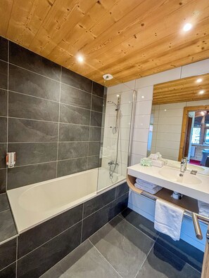 Comfort Quadruple Room | Bathroom | Shower, free toiletries, hair dryer, towels - Hôtel l'Igloo (Morzine)
