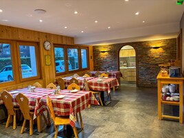 Café da manhã com buffet grátis todos os dias
