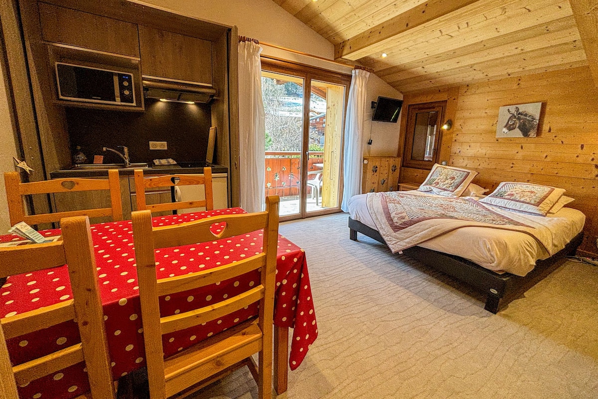 Studio (4 people) | In-room safe, individually decorated, individually furnished, desk