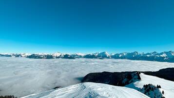 Un paysage de montagne enneigé, sous un ciel dégagé.