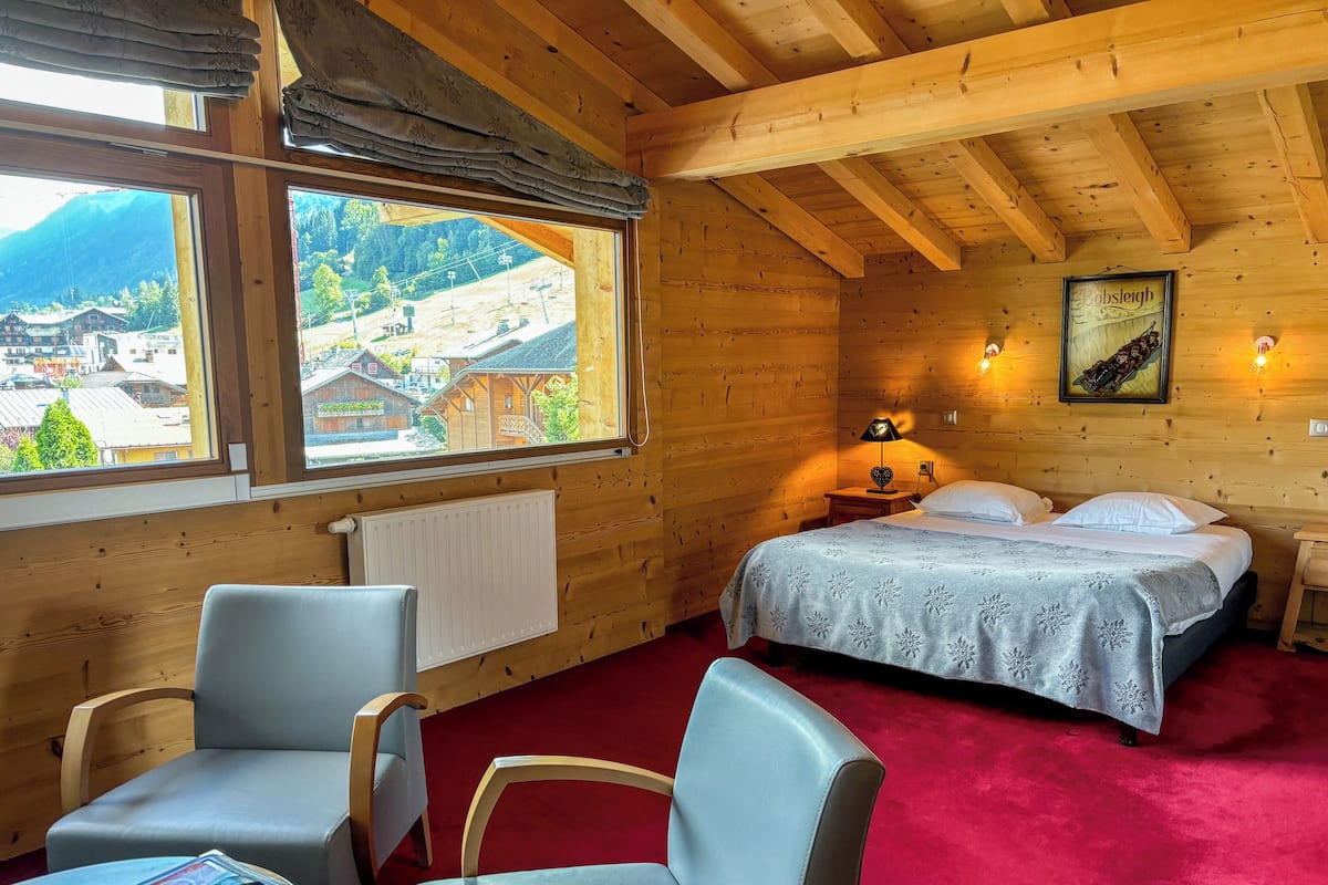 Comfort Quadruple Room | In-room safe, individually decorated, individually furnished, desk