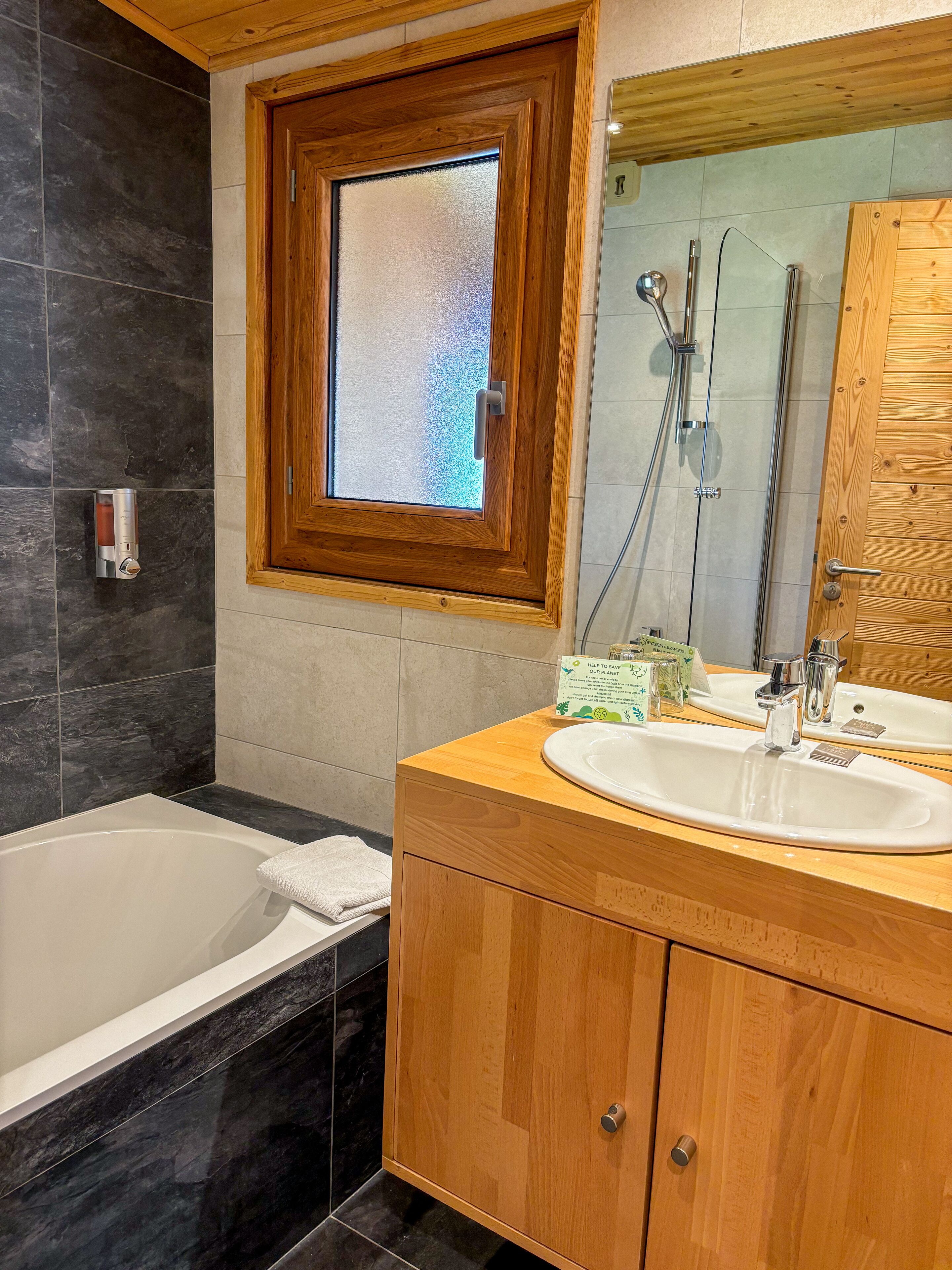 studio (2 people) | bathroom | shower, free toiletries, hair dryer, towels