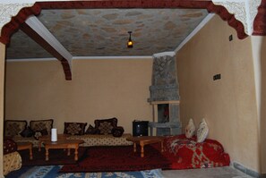 Breakfast, lunch, dinner served; local and international cuisine - Moussem Fiancailles D'Imilchil (Imilchil)