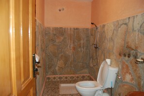 Shower, rainfall showerhead, free toiletries, towels - Moussem Fiancailles D'Imilchil (Imilchil)