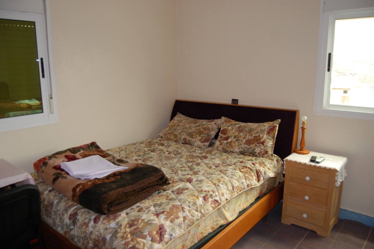 Chambre double ou avec lits jumeaux | Bureau, lit de bébé (gratuit), lit d’appoint (supplément)