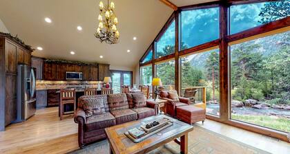 Prime River Frontage &Views, w/AC, 1mi to Town & 2mi RMNPs,Deck&Patio/fishing