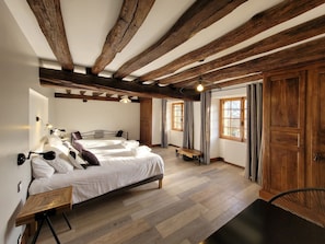 Kolmen hengen deluxe-huone, kylpyhuone makuuhuoneen yhteydessä, näköala puutarhaan (Avec Sauna)