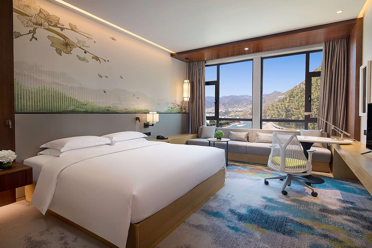 Premium bedding, in-room safe, blackout curtains, soundproofing