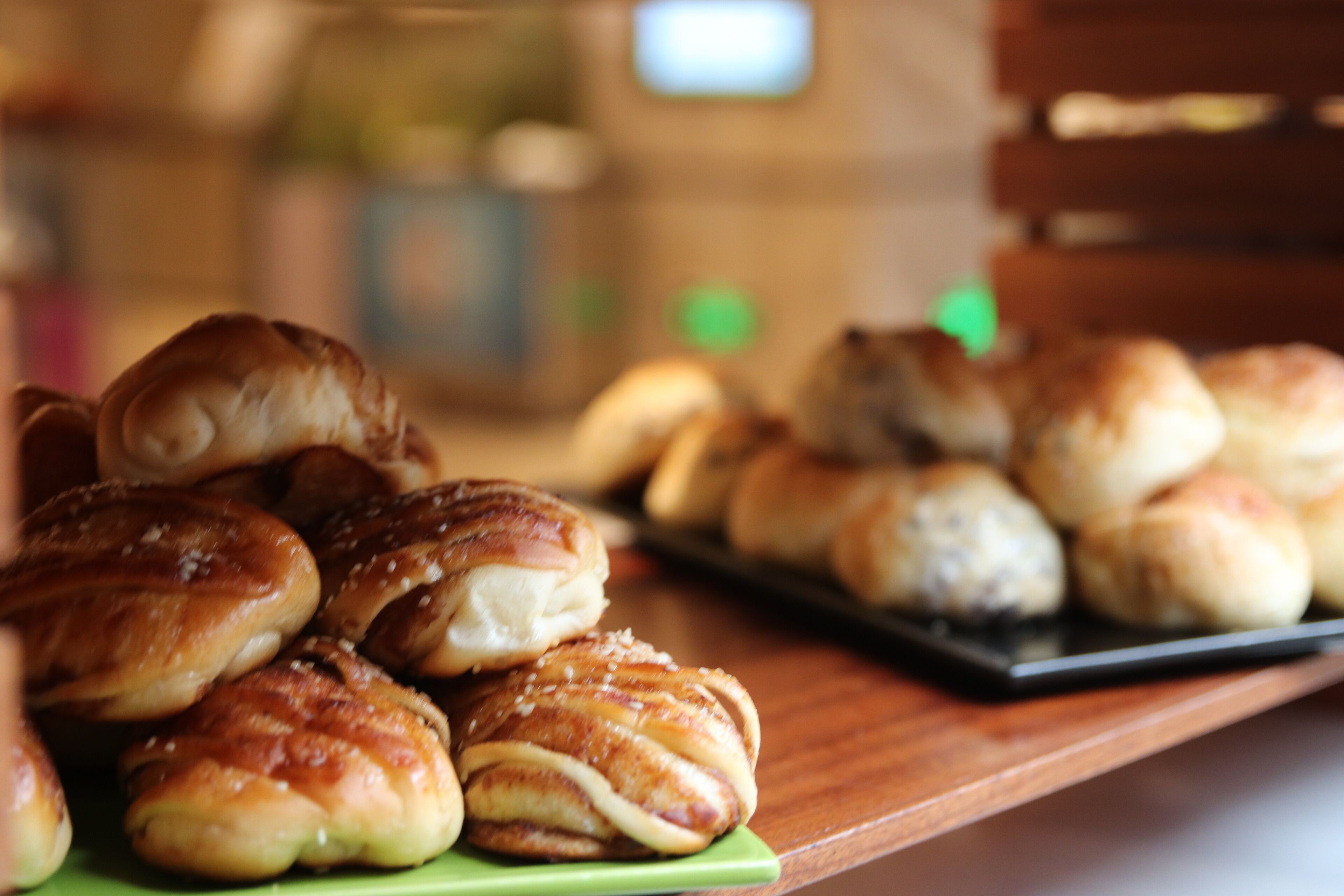 Diverse gebakjes op een houten tafel.