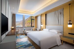 Deluxe Suite, 1 Bedroom | Premium bedding, in-room safe, blackout drapes, soundproofing